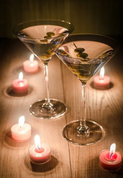 Två Oliver martini drinkar i levande ljus — Stockfoto