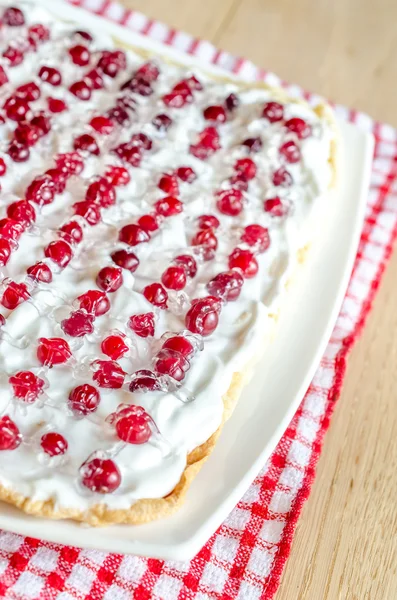 Torte mit Schlagsahne und frischen Preiselbeeren — Stockfoto