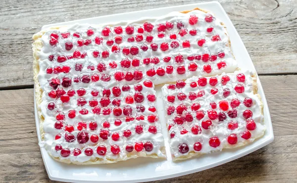 Tarta con crema batida y arándanos frescos —  Fotos de Stock