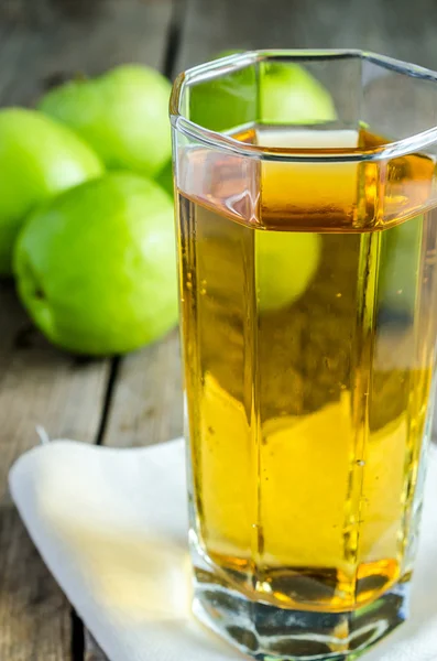 Яблочный сок с яблоками — стоковое фото