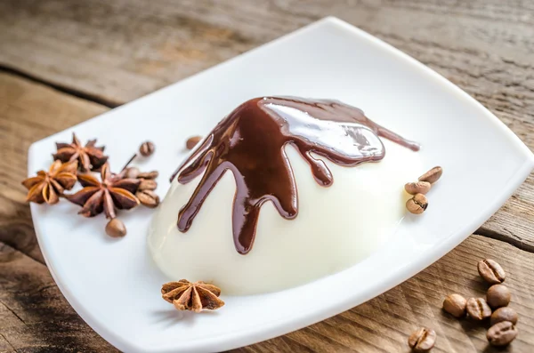 Panna cotta pod čokoládovou polevou — Stock fotografie