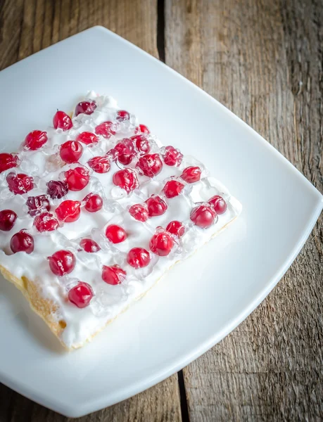 Tårta med vispad grädde och färska tranbär — Stockfoto