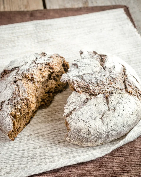 Темный ржаной хлеб — стоковое фото