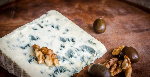 Blue cheese with walnuts — Stock Photo, Image