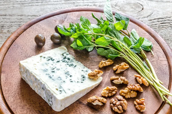 Queijo azul com nozes e hortelã fresca — Fotografia de Stock