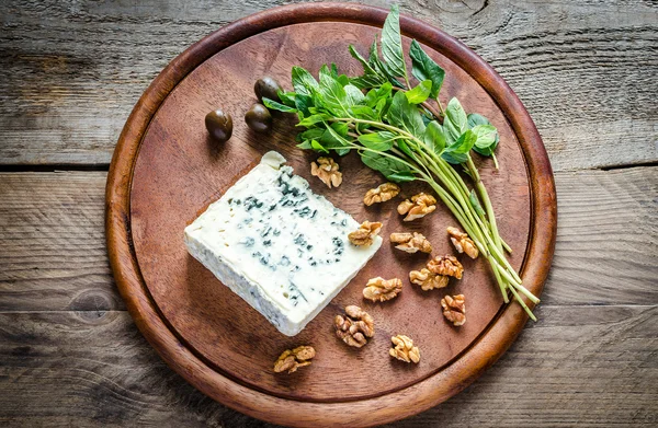 Blue cheese with walnuts and fresh mint — Stock Photo, Image