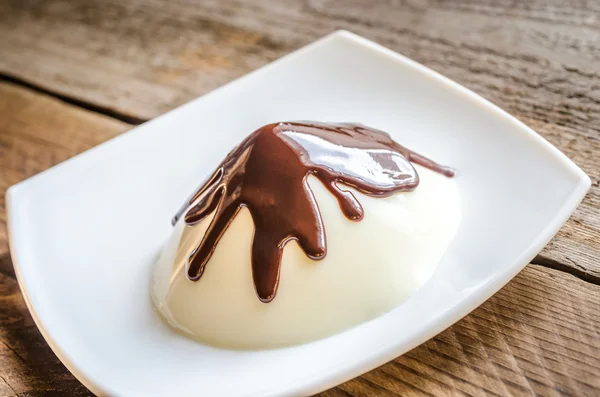 Panna cotta pod czekoladową — Zdjęcie stockowe