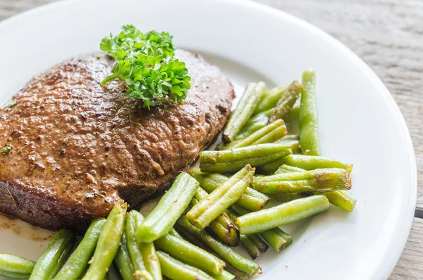 Hovězí steak s fazolkami — Stock fotografie