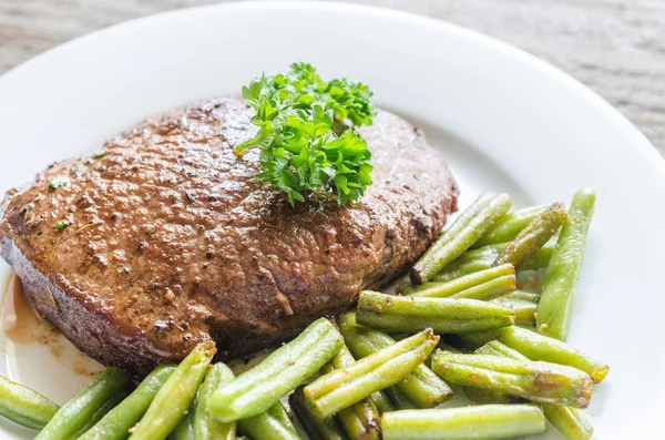 Biefstuk met groene bonen — Stockfoto