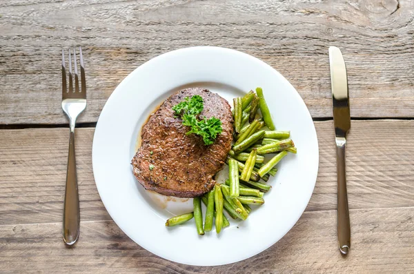 Bife de vaca com feijão verde — Fotografia de Stock