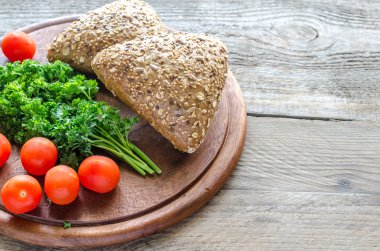 keten tohumu çörek domates ile