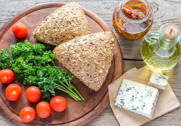 Pães de linhaça com queijo azul e tomate — Fotografia de Stock