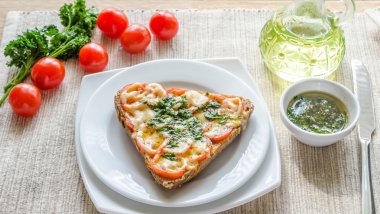 eritilmiş peynir ve domates ile sandviç