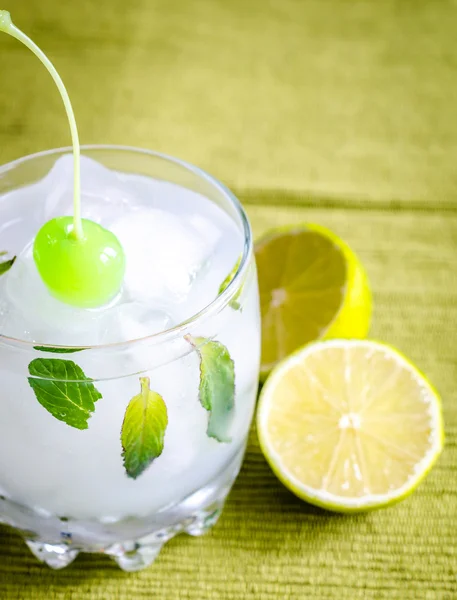 Refreshing mojito cocktail — Stock Photo, Image