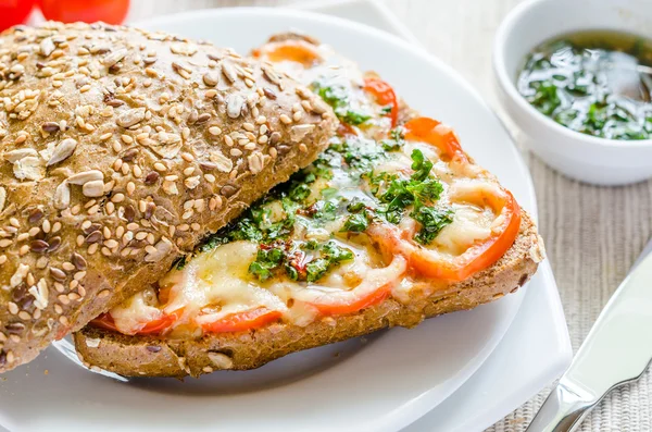 Eritilmiş peynir ve domates ile sandviç — Stok fotoğraf
