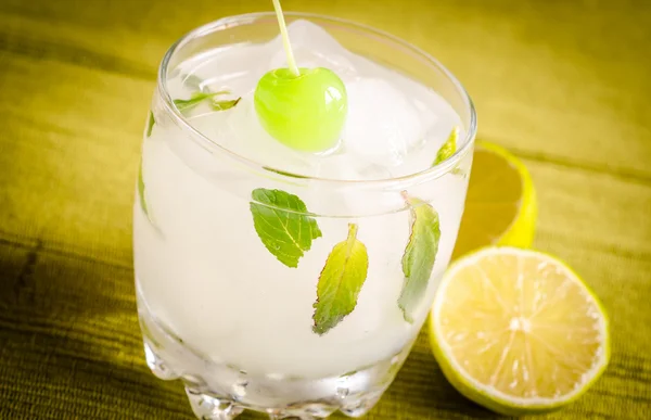 Refreshing mojito cocktail — Stock Photo, Image