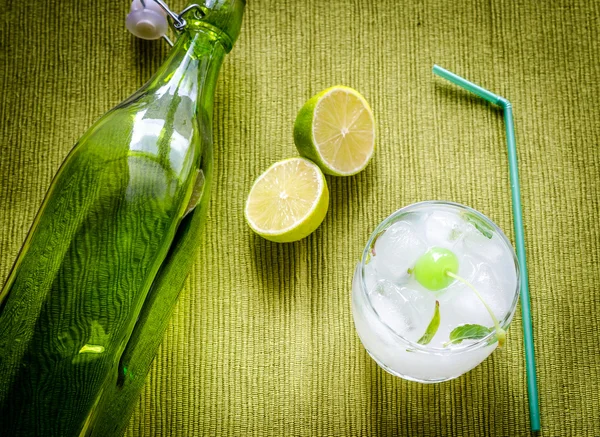 Erfrischender Mojito-Cocktail — Stockfoto