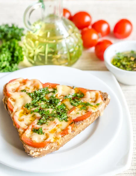 Sandwich con queso derretido y tomates —  Fotos de Stock