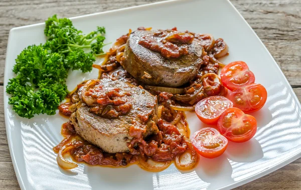 Bifes de carne Angus com molho de tomate assado — Fotografia de Stock