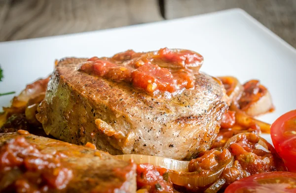 Angus rundvlees steaks met geroosterde tomatensaus — Stockfoto