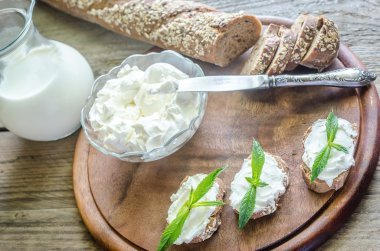 Krem peynirli kepekli ekmek