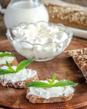 Krem peynirli kepekli ekmek