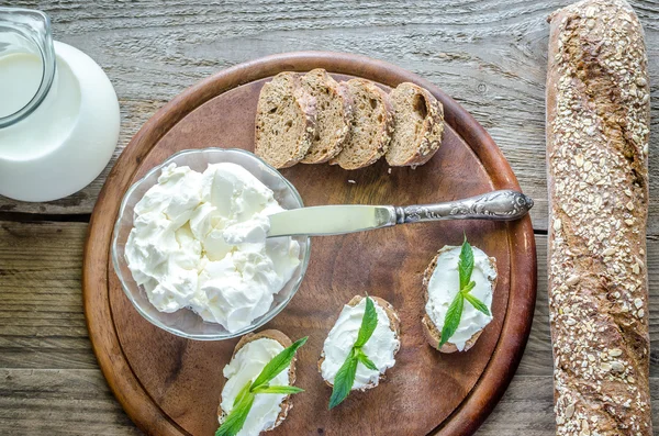 Wholewheat bread with cream cheese — Stock Photo, Image