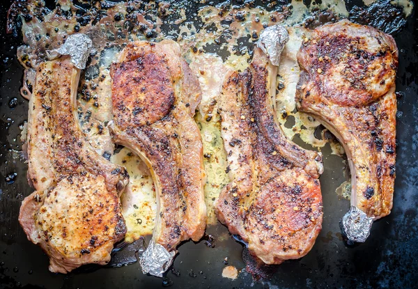 Grillad revbensspjäll på en bakplåt — Stockfoto