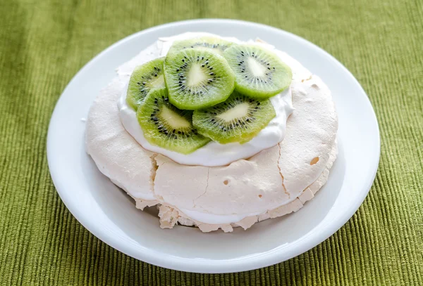 Pavlova maräng med kiwifrukt skivor — Stockfoto