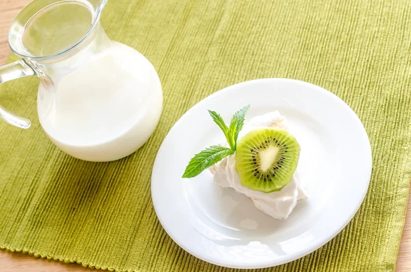 Pavlova meringue met kiwi's segmenten — Stockfoto