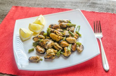 kare tabak kızarmış midye