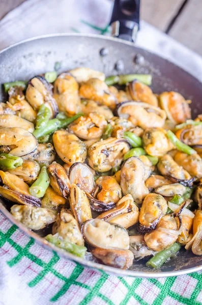 Mejillones fritos en la sartén —  Fotos de Stock