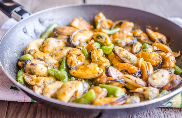 Fried mussels on the pan — Stock Photo, Image