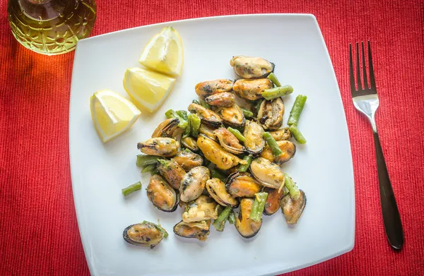 Stekt musslor på fyrkantiga plattan — Stockfoto