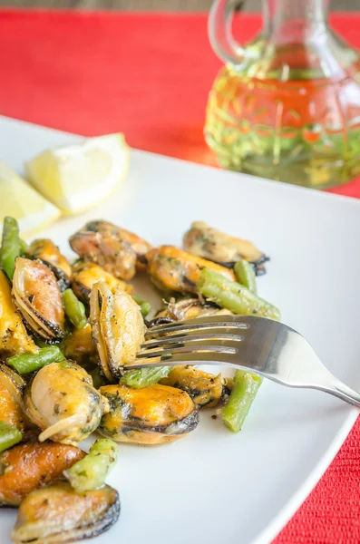 Cozze fritte sul piatto quadrato — Foto Stock