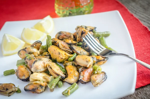 Cozze fritte sul piatto quadrato — Foto Stock