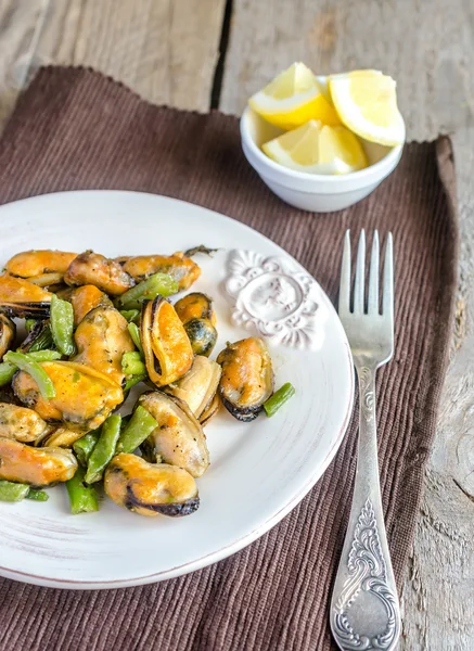 Mejillones fritos en el plato —  Fotos de Stock