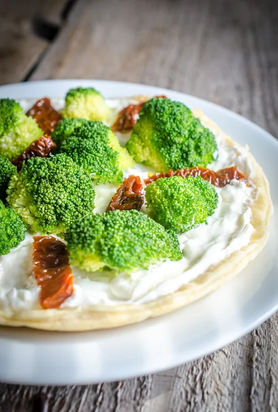 Kiş brokoli ve güneş ile kurutulmuş domates — Stok fotoğraf