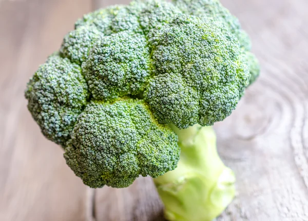 Ahşap masa üzerinde taze brokoli — Stok fotoğraf