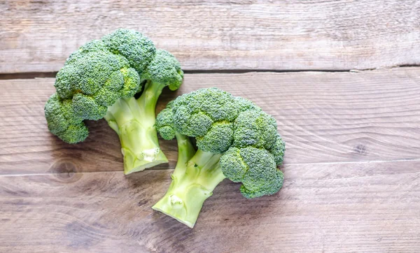 Färsk broccoli på träbordet — Stockfoto