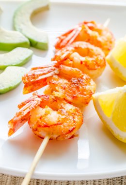 avokado ve limon dilimleri ile karides şiş