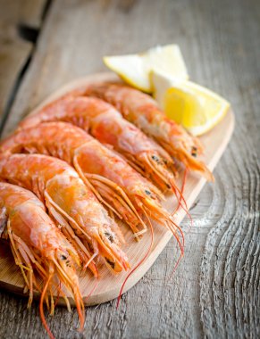 ahşap tahta üzerinde karides