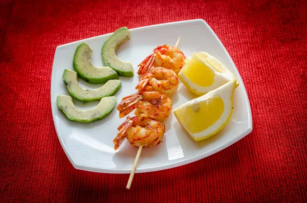 Garnelenspieße mit Avocado und Zitronenscheiben — Stockfoto