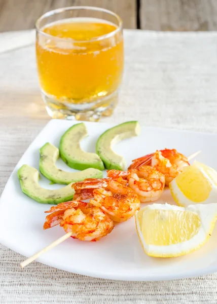 Shrimps skewers with avocado and lemon slices — Stock Photo, Image