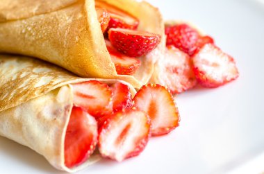 Krepler, taze çilek ile