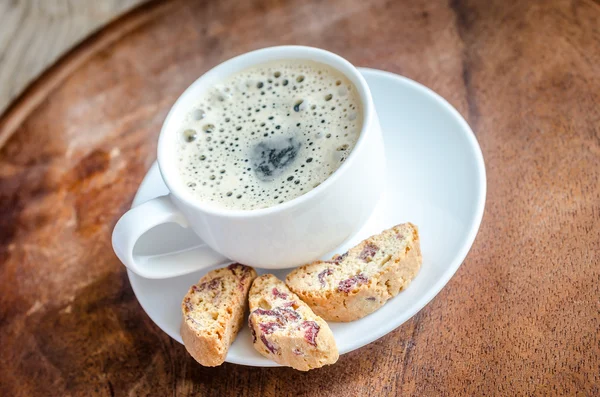 A cup of coffee with biscotti — Stock Photo, Image