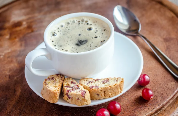 A cup of coffee with biscotti — Stock Photo, Image