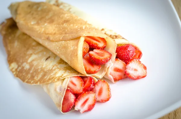 Crepes with fresh strawberries — Stock Photo, Image