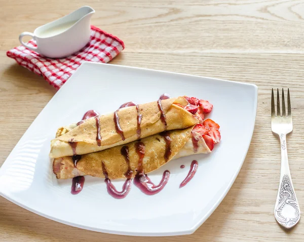Crepes with fresh strawberries — Stock Photo, Image
