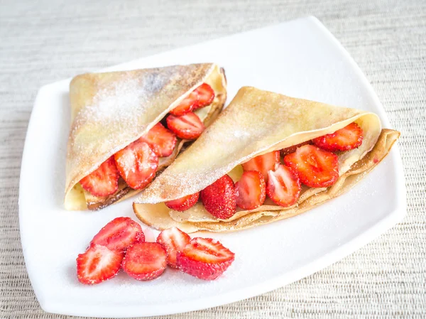 Crepes with fresh strawberries — Stock Photo, Image